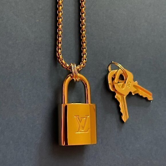 New LV Louis Vuitton Gold-Tone Lock on 20" Box Link Chain Necklace - Picture 2 of 3